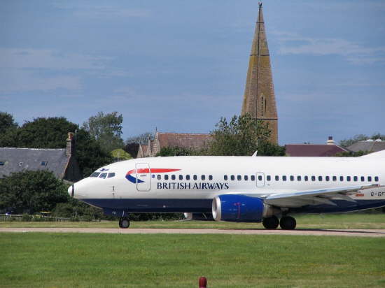 Contraste amusant : Boeing 737 au pied de l'glise