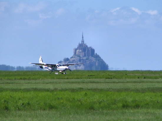 Cessna Caravan des paras remontant le taxiway