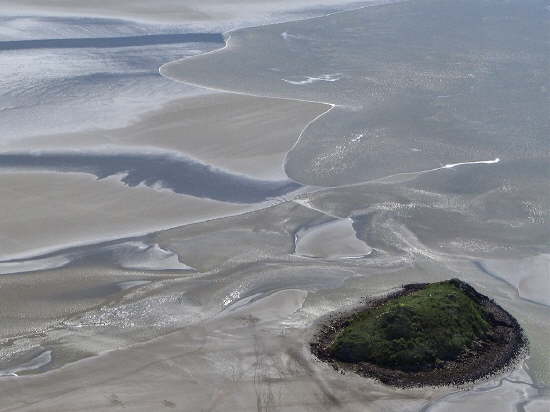 Rocher de Tombelaine, dans la baie