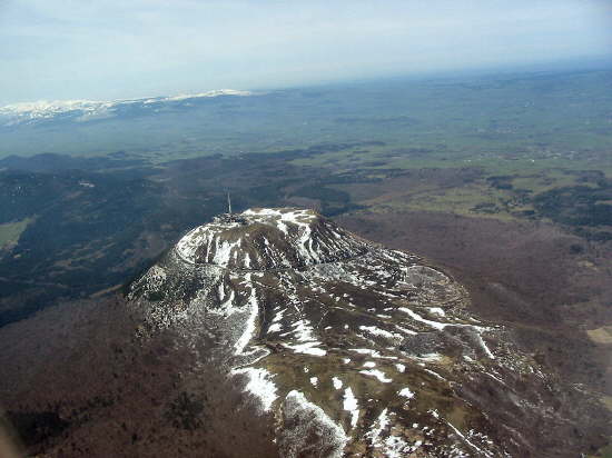 Le Puy de Dme et les dernires neiges de printemps