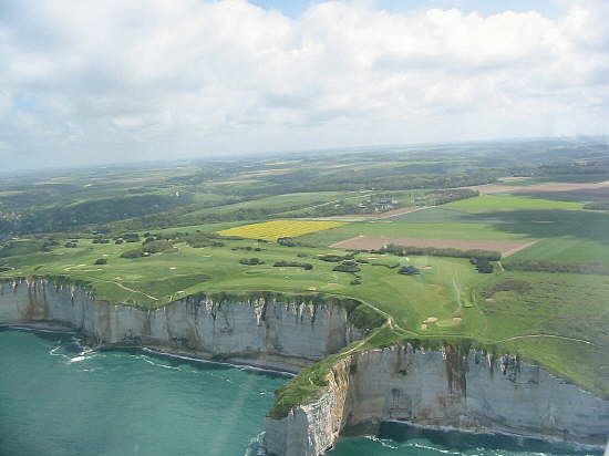 Le fameux golf d'Etretat au bord de la falaise