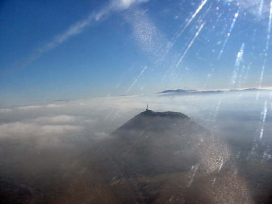 Puy de Dme et Puy de Sancy dans la brume